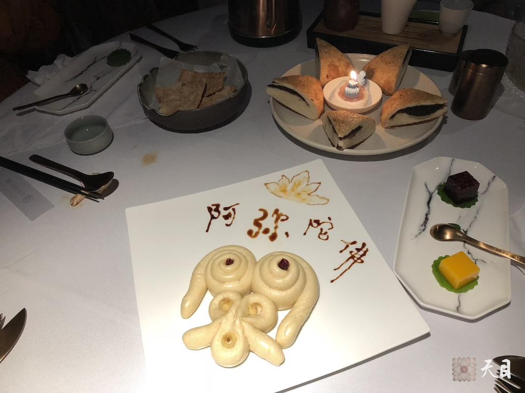 20180831果实法师跟随恩师圣观法师在西安荷·上乘舒食空间给常彩居士庆祝生日