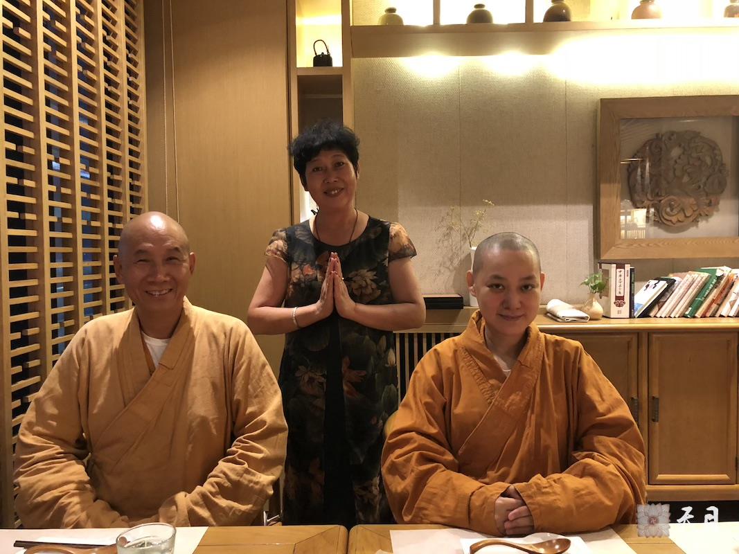 20180901果实法师跟随恩师圣观法师在西安应常好居士供养九禅间素食馆1