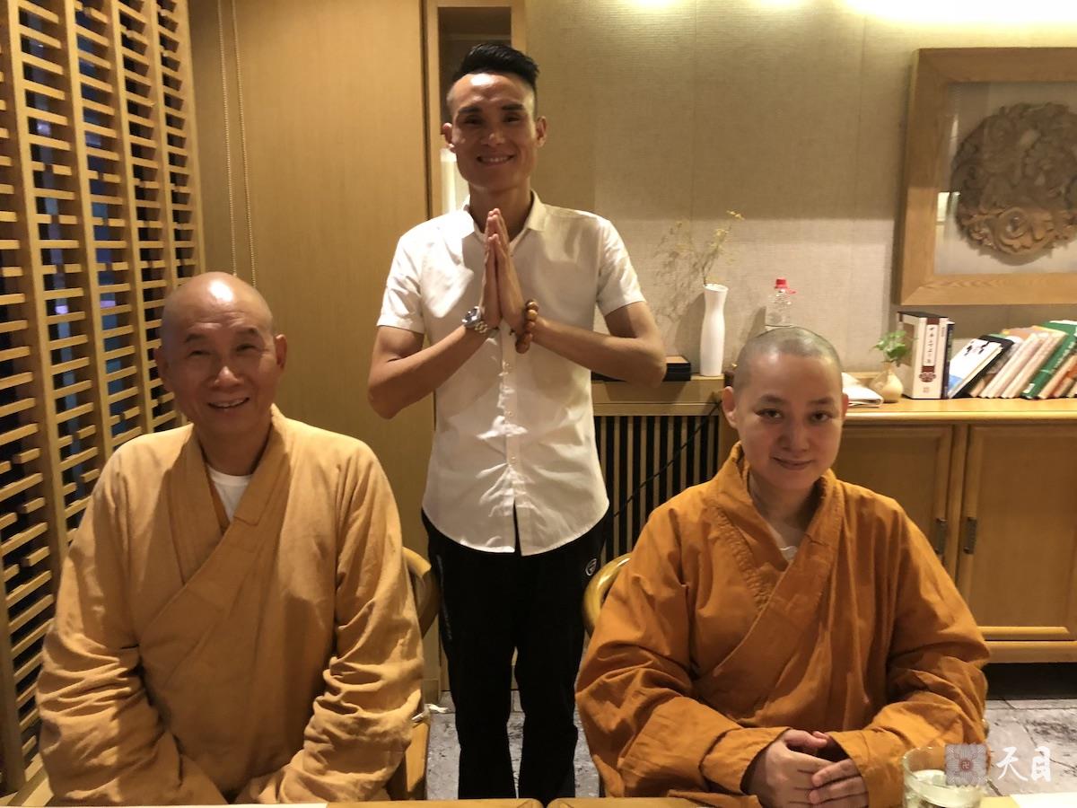 20180901果实法师跟随恩师圣观法师在西安应常好居士供养九禅间素食馆1