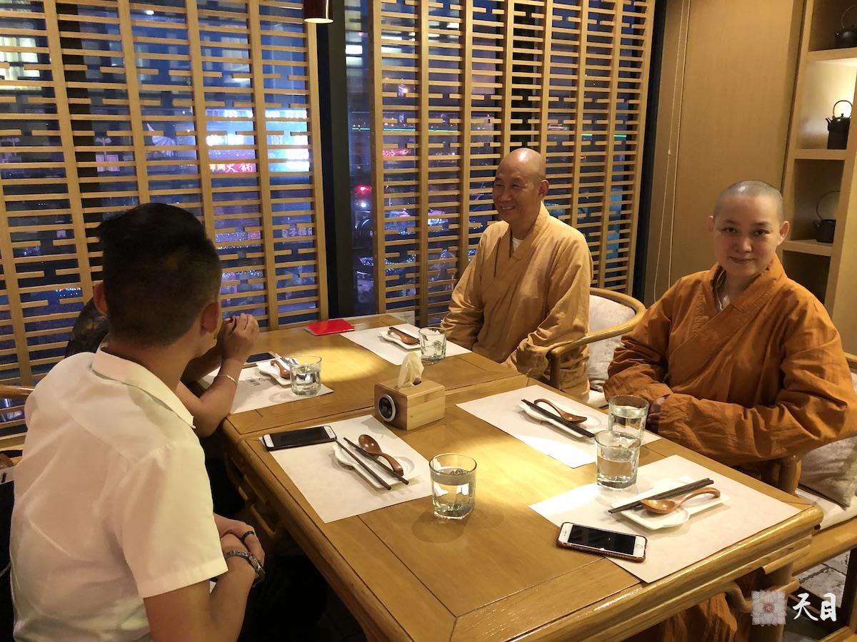 20180901果实法师跟随恩师圣观法师在西安应常好居士供养九禅间素食馆2