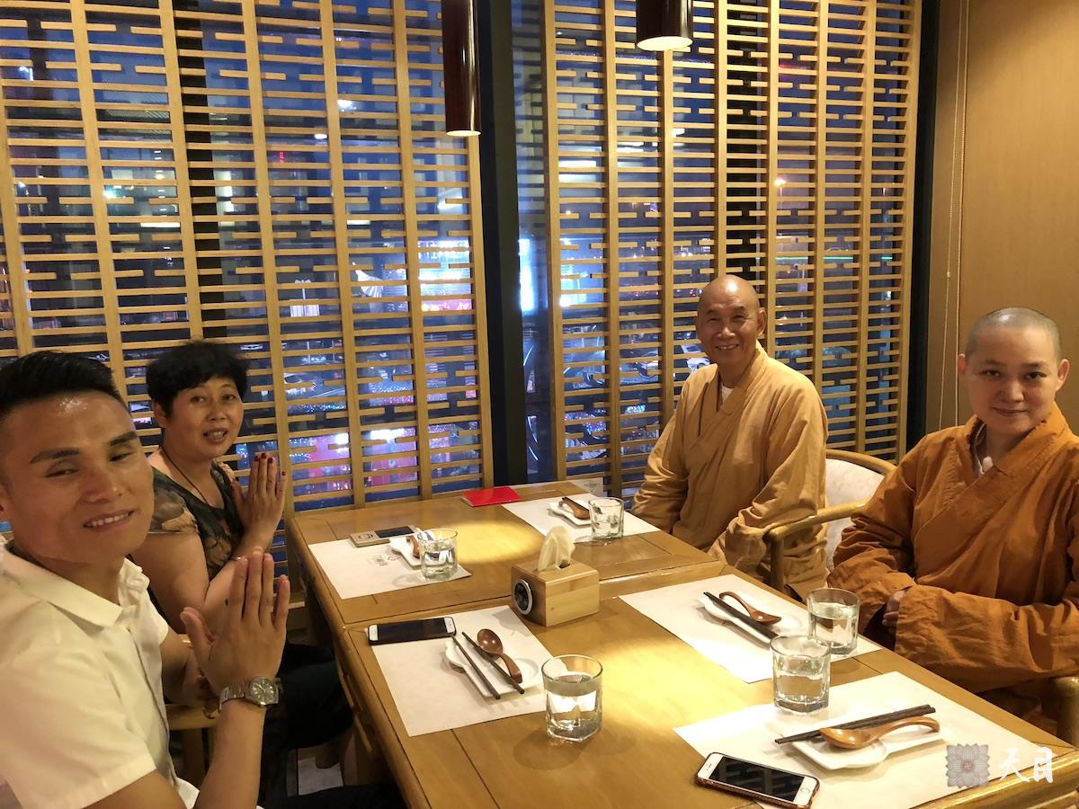 20180901果实法师跟随恩师圣观法师在西安应常好居士供养九禅间素食馆2