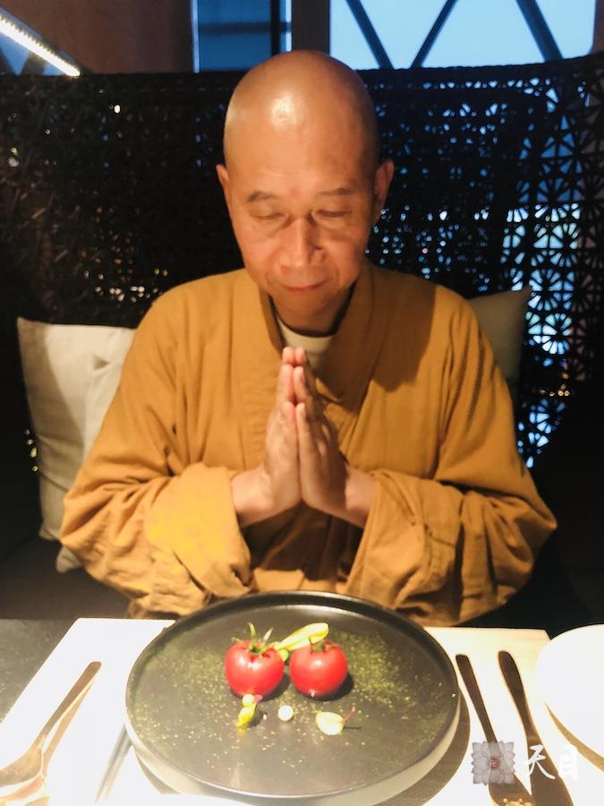 20180902圣观法师带领果实法师西安应美儒居士供养其荷·上乘舒食空间素食馆