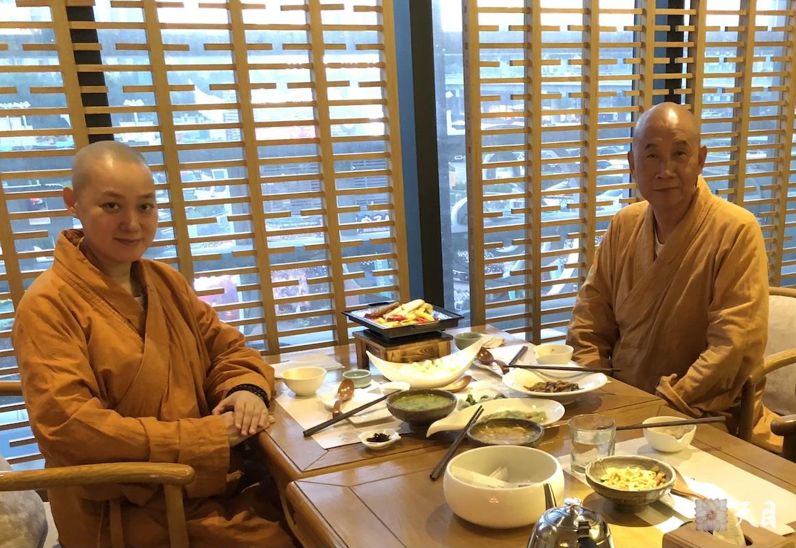 20180903果实法师跟随恩师圣观法师在西安应江连艳居士供养九禅间素食馆