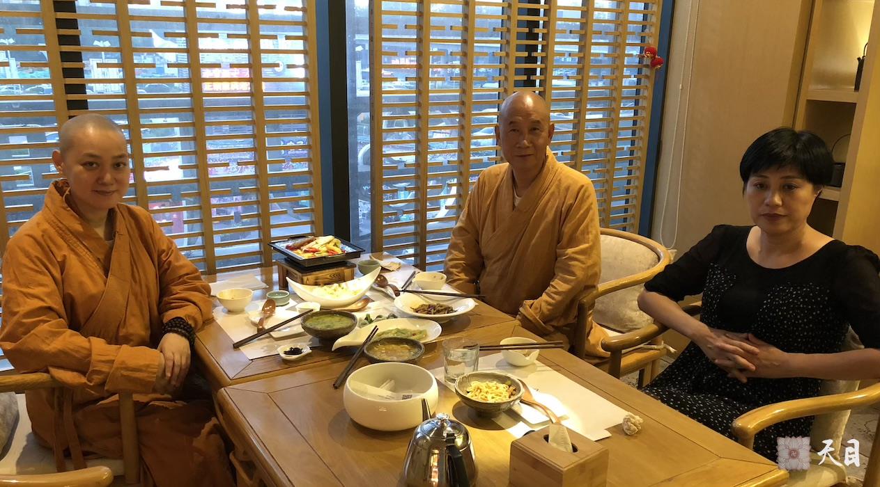 20180903果实法师跟随恩师圣观法师在西安应江连艳居士供养九禅间素食馆