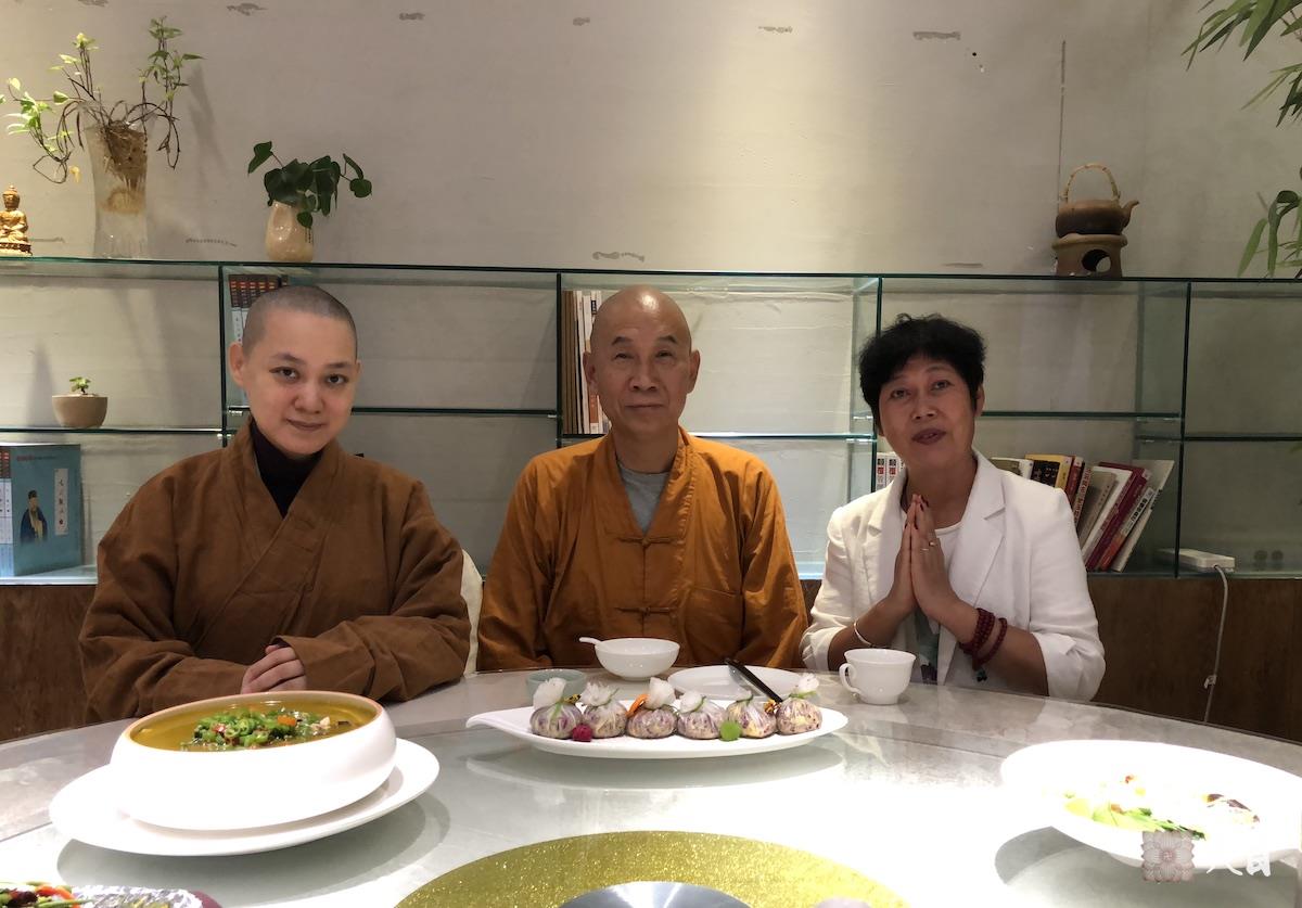 20180905果实法师在恩师圣观法师临去机场飞往温州前跟随恩师在西安应常好居士供养天素无界素食馆