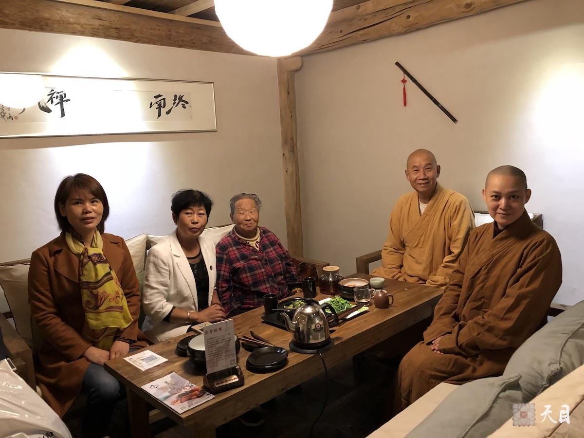 20180921果实法师礼情尚在陕西省人民医院高干病房住院的恩师圣观法师应常好居士供养素心茶房