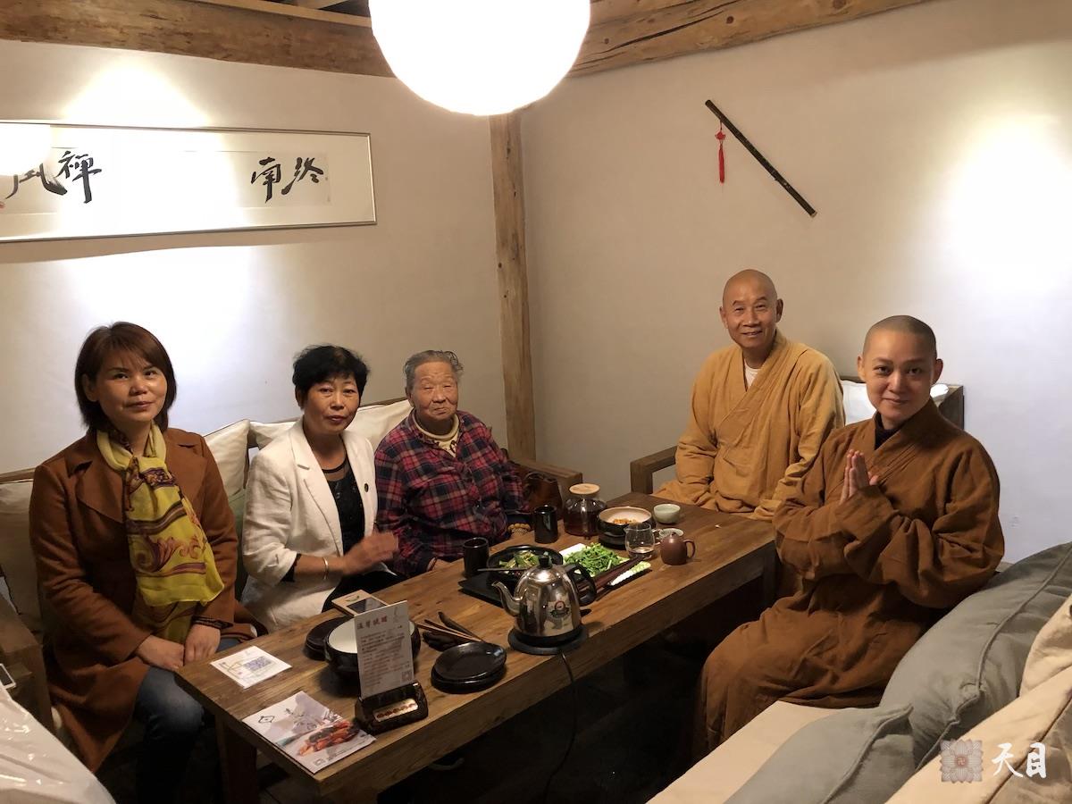 20180921果实法师礼情尚在陕西省人民医院高干病房住院的恩师圣观法师应常好居士供养素心茶房