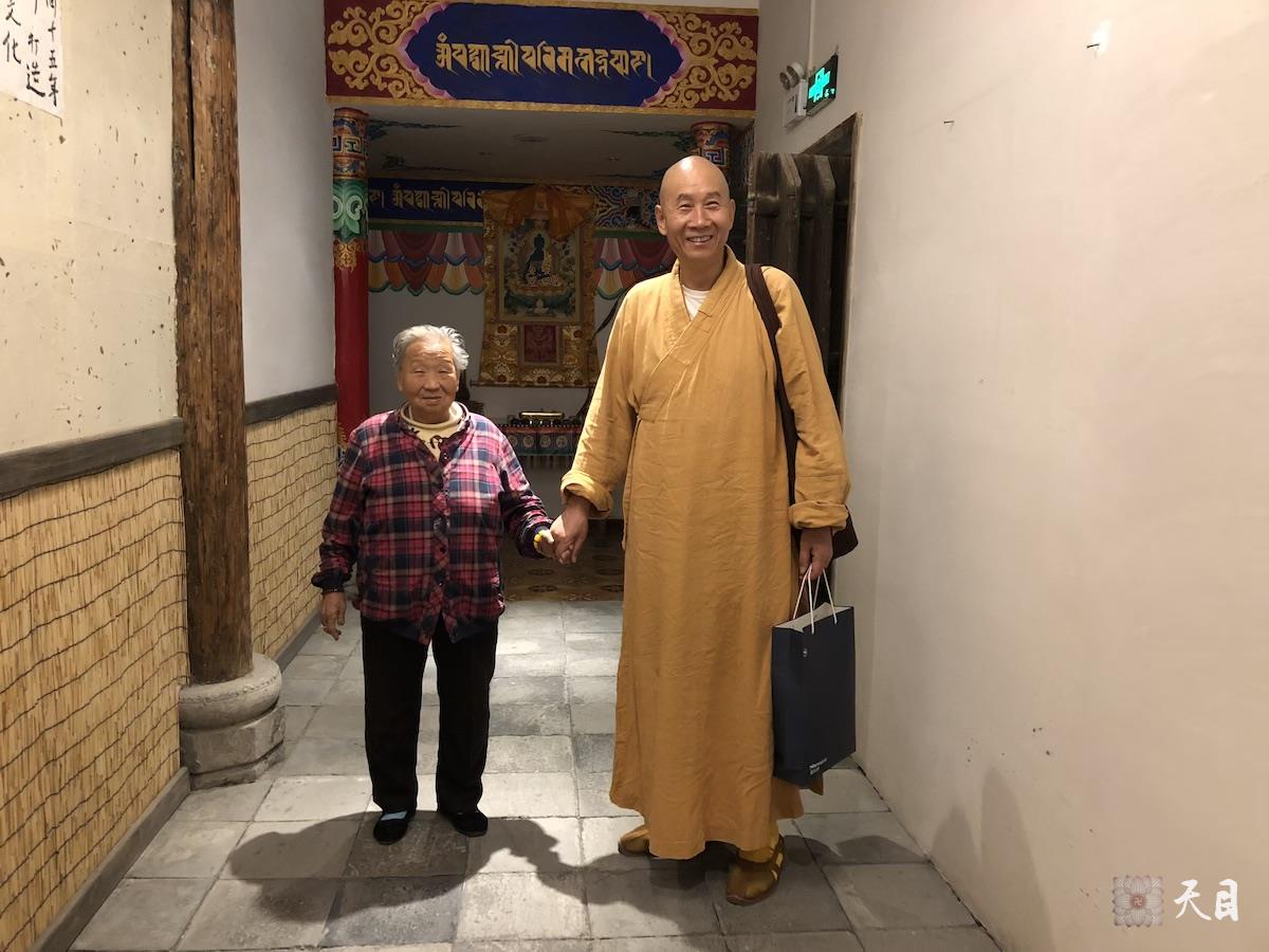 20180921圣观法师尚在陕西省人民医院高干病房住院慈悲接受果实法师之礼请应常好居士供养素心茶房2