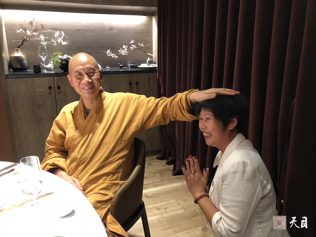 20180924中秋节圣观法师尚在陕西省人民医院高干病房住院慈悲接受果实法师之礼请应常彩居士供养荷·上乘舒食空间2