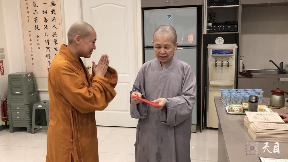 20180824果实法师在台湾带领果芳居士常富居士到台湾桃园佛教弘誓学院昭慧法师的母亲知光师公灵堂前吊唁——在涅槃堂拜见昭慧法师2