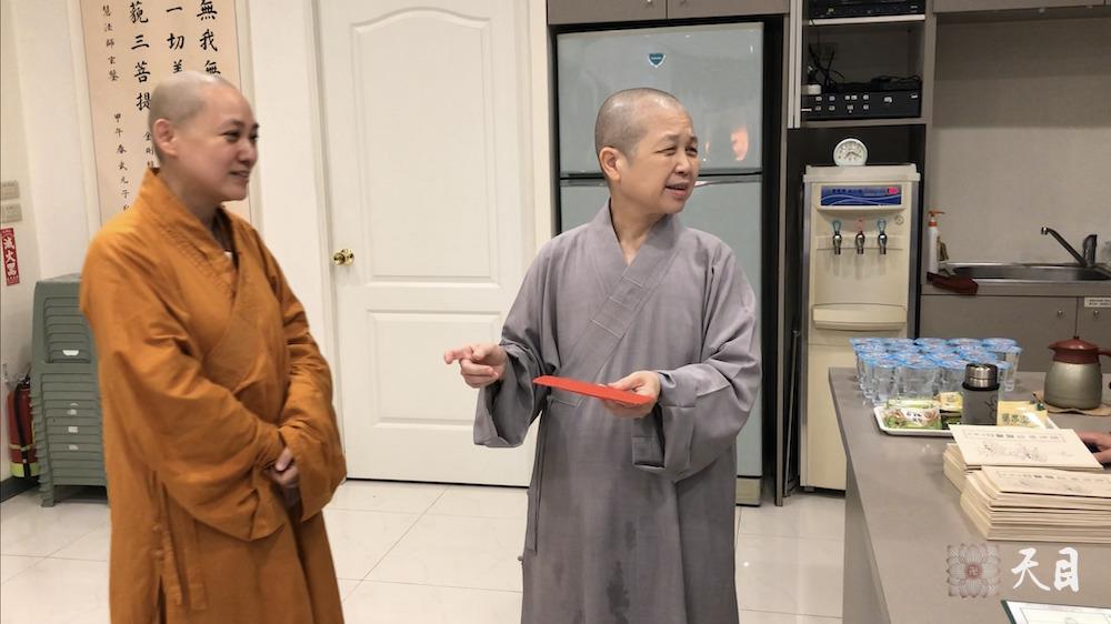 20180824果实法师在台湾带领果芳居士常富居士到台湾桃园佛教弘誓学院昭慧法师的母亲知光师公灵堂前吊唁——在涅槃堂拜见昭慧法师2