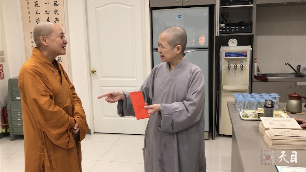 20180824果实法师在台湾带领果芳居士常富居士到台湾桃园佛教弘誓学院昭慧法师的母亲知光师公灵堂前吊唁——在涅槃堂拜见昭慧法师2