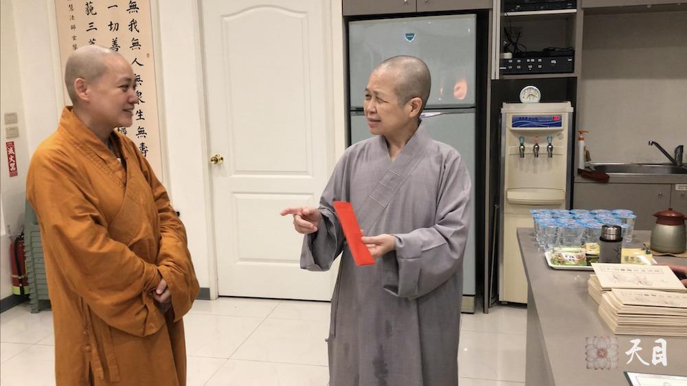 20180824果实法师在台湾带领果芳居士常富居士到台湾桃园佛教弘誓学院昭慧法师的母亲知光师公灵堂前吊唁——在涅槃堂拜见昭慧法师2