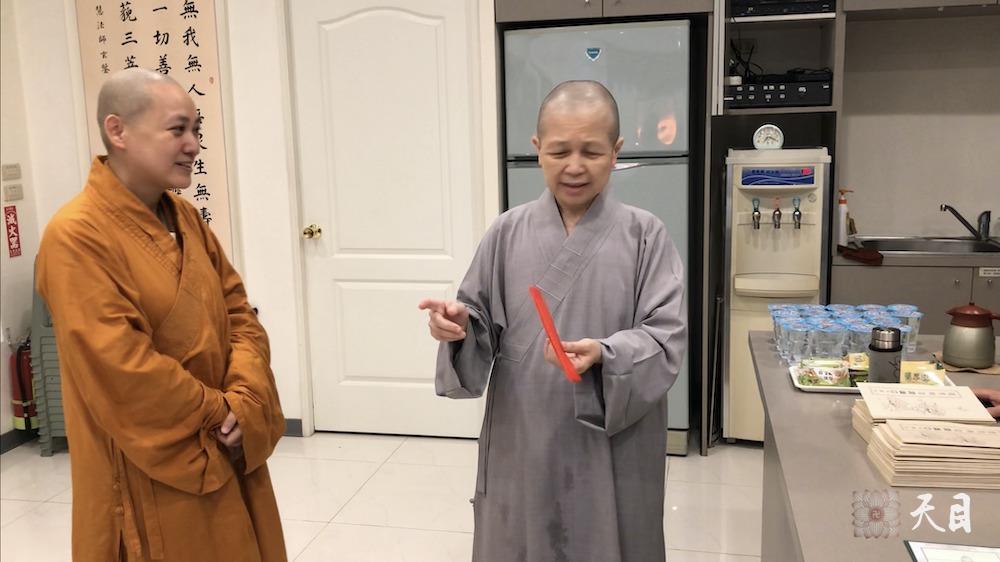 20180824果实法师在台湾带领果芳居士常富居士到台湾桃园佛教弘誓学院昭慧法师的母亲知光师公灵堂前吊唁——在涅槃堂拜见昭慧法师2