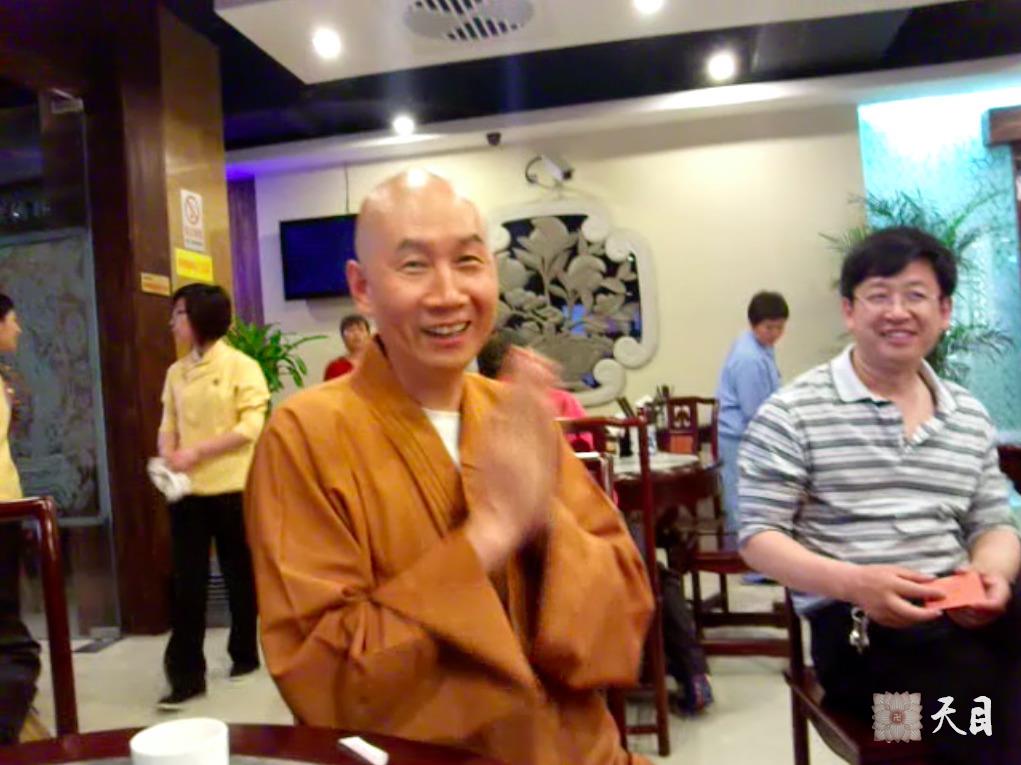 20100526恩师圣观法师带领果实法师游览上海世博会在功德林素食馆给游客信众开示2