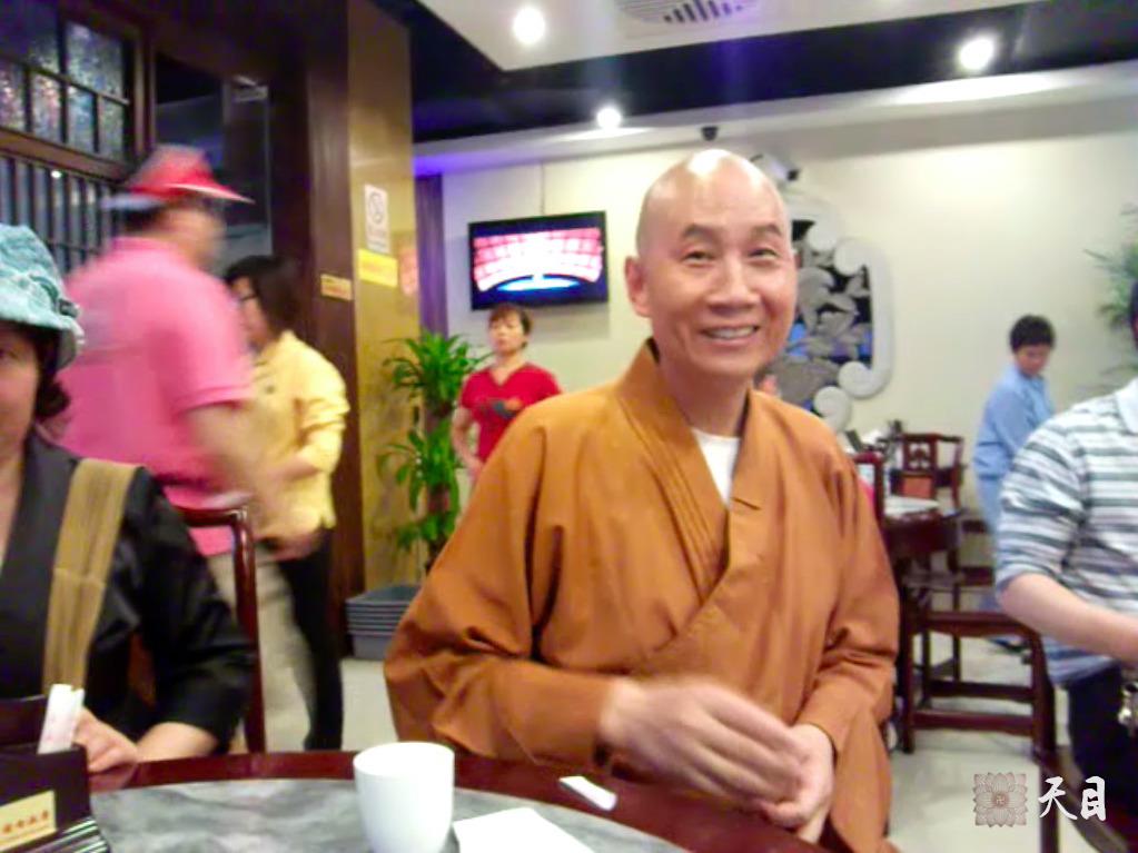 20100526恩师圣观法师带领果实法师游览上海世博会在功德林素食馆给游客信众开示2