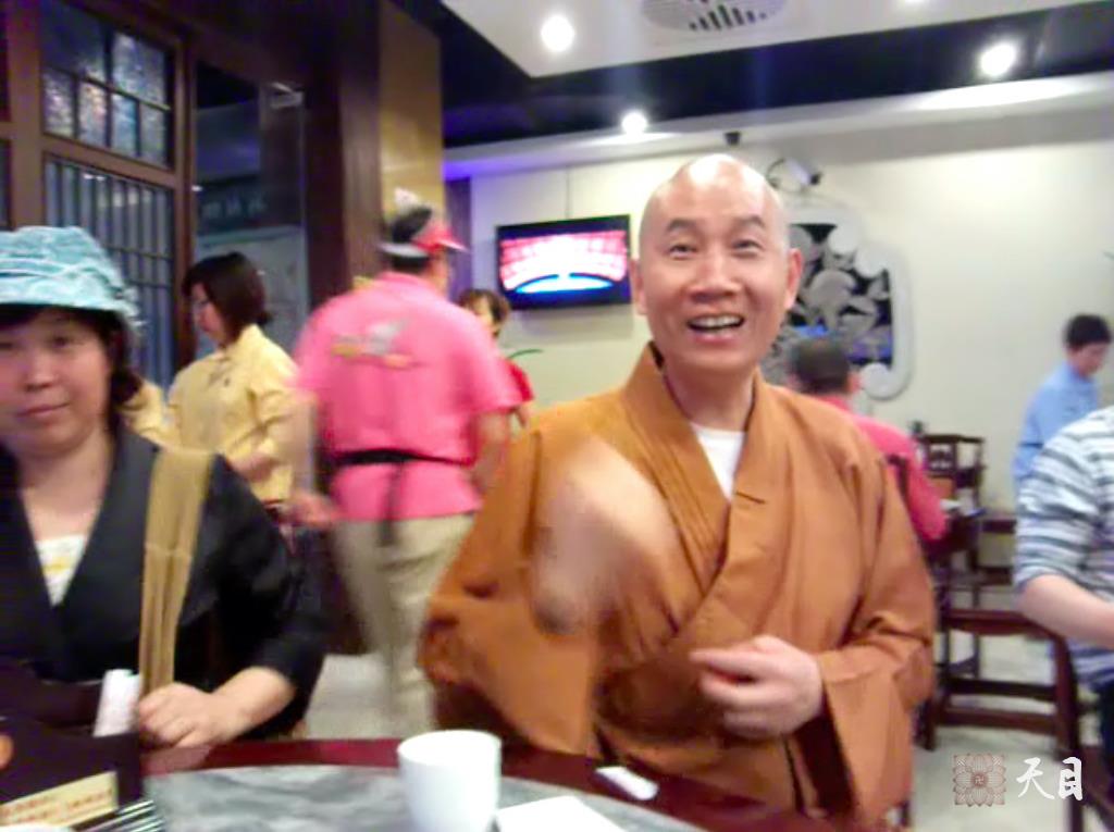 20100526恩师圣观法师带领果实法师游览上海世博会在功德林素食馆给游客信众开示2