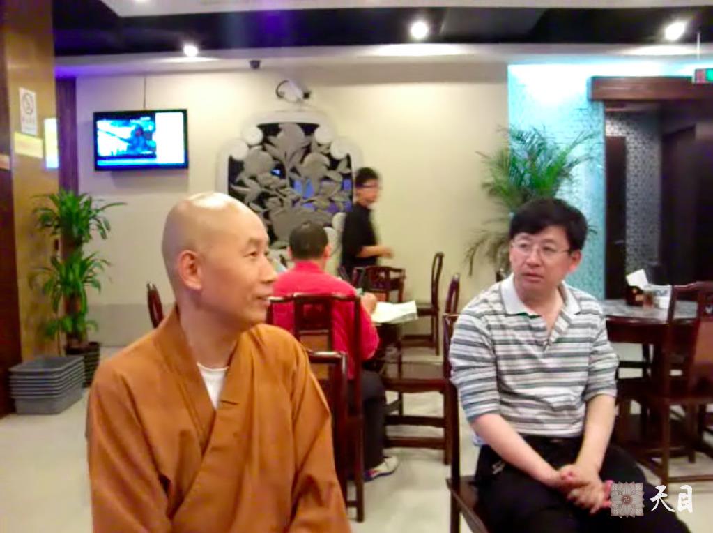 20100526恩师圣观法师带领果实法师游览上海世博会在功德林素食馆给游客信众开示2