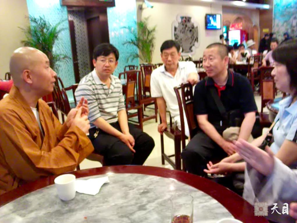 20100526恩师圣观法师带领果实法师游览上海世博会在功德林素食馆给游客信众开示1