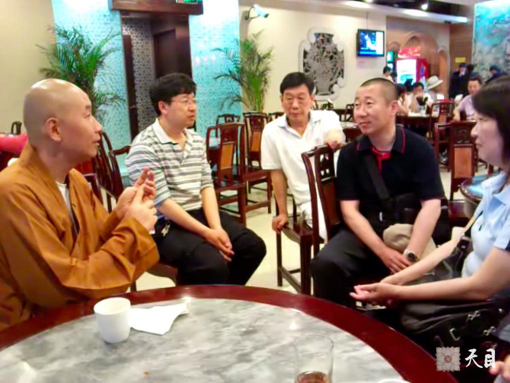 20100526恩师圣观法师带领果实法师游览上海世博会在功德林素食馆给游客信众开示1