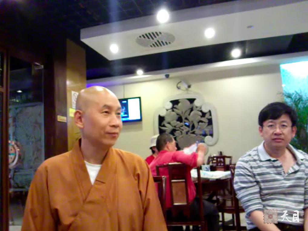 20100526恩师圣观法师带领果实法师游览上海世博会在功德林素食馆给游客信众开示2