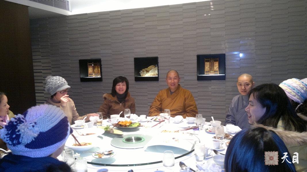 20110112圣观法师应果实法师的礼请在广州素成斋素食馆应常无居士的供养加持果实法师的生日宴1