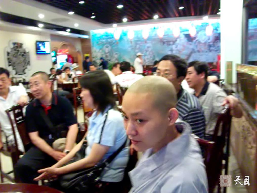 20100526果实法师跟随恩师圣观法师游览上海世博会在功德林素食馆聆听恩师给游客信众开示