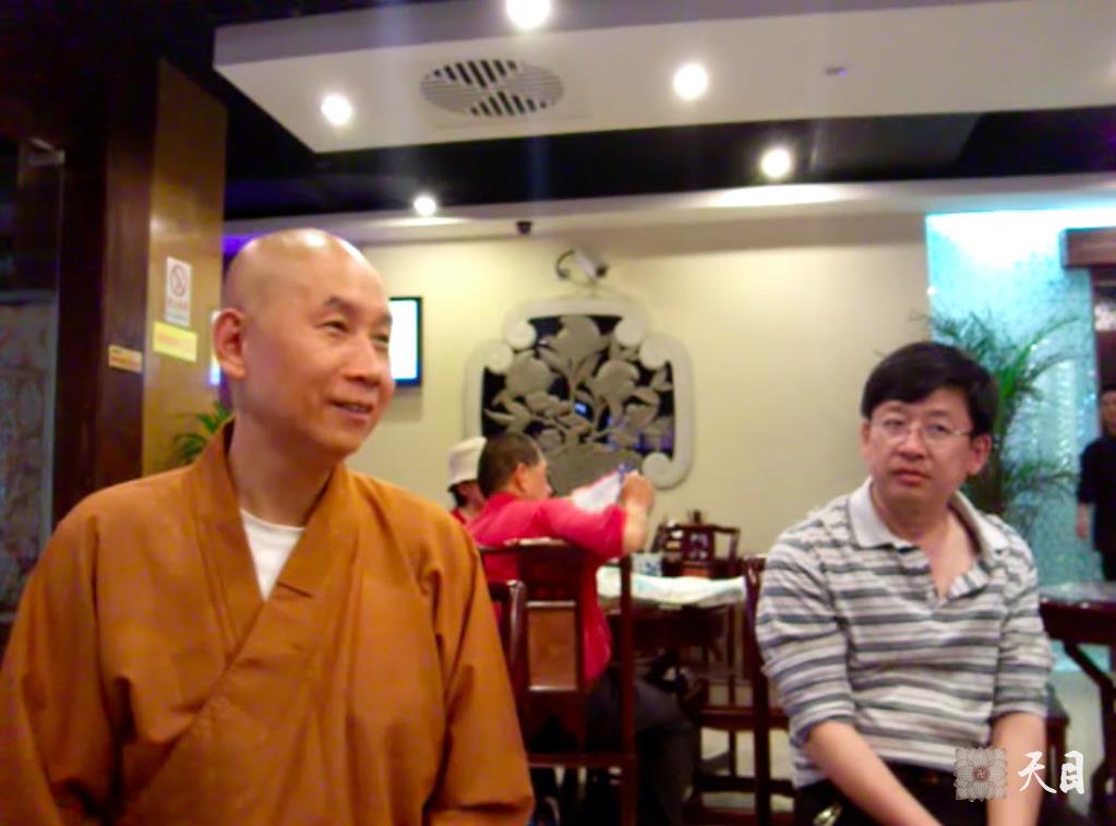 20100526恩师圣观法师带领果实法师游览上海世博会在功德林素食馆给游客信众开示2