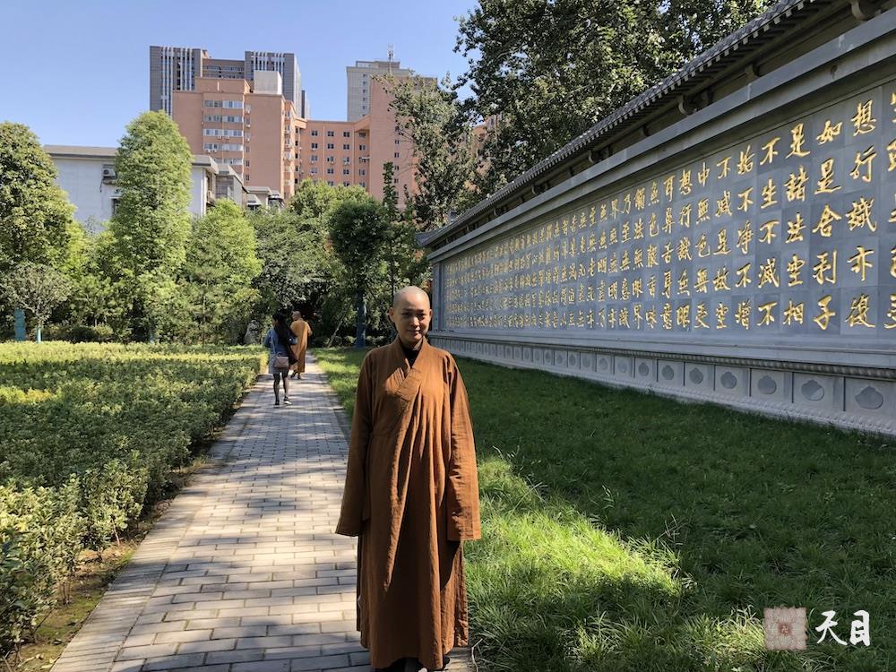 20181001圣观法师尚在陕西省人民医院高干病房住院慈悲带领果实法师等弟子在西安密宗祖庭大兴善寺参学10