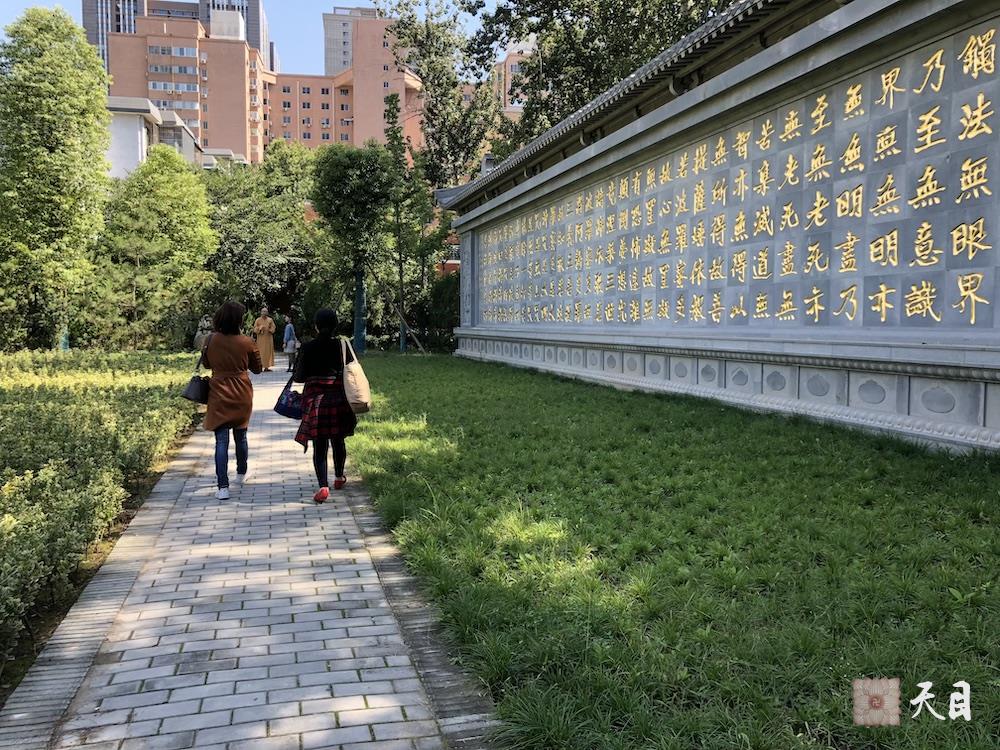 20181001圣观法师尚在陕西省人民医院高干病房住院慈悲带领果实法师等弟子在西安密宗祖庭大兴善寺参学10