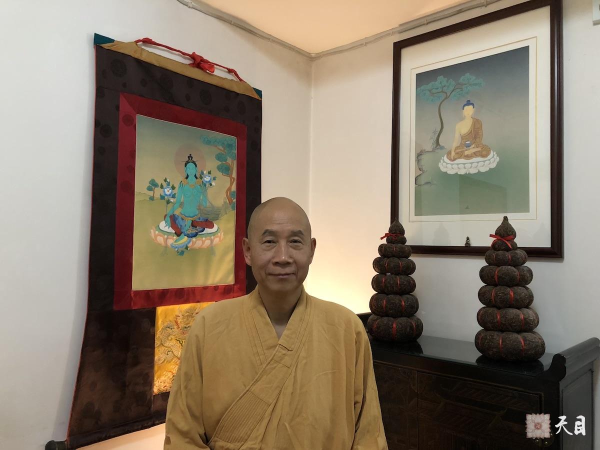 20181002圣观法师住院十一天出院专程回西安佛堂请下西藏拉萨雪堆白唐卡老板常明居士供养的释尊唐卡结缘给常心法师的俗家女儿张译文居士做结婚礼物1