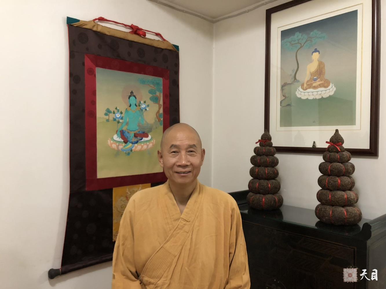 20181002圣观法师住院十一天出院专程回西安佛堂请下西藏拉萨雪堆白唐卡老板常明居士供养的释尊唐卡结缘给常心法师的俗家女儿张译文居士做结婚礼物1