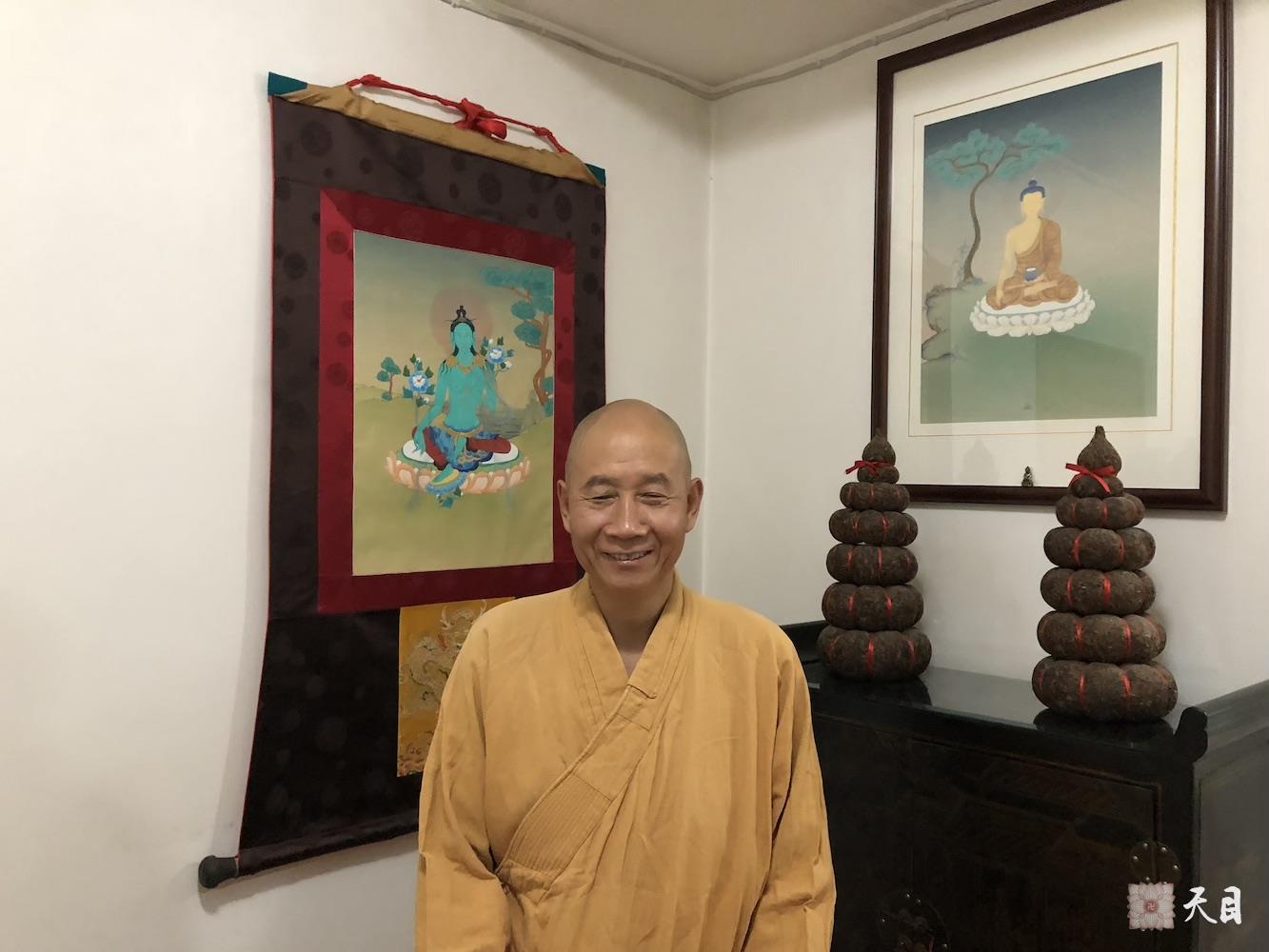 20181002圣观法师住院十一天出院专程回西安佛堂请下西藏拉萨雪堆白唐卡老板常明居士供养的释尊唐卡结缘给常心法师的俗家女儿张译文居士做结婚礼物1