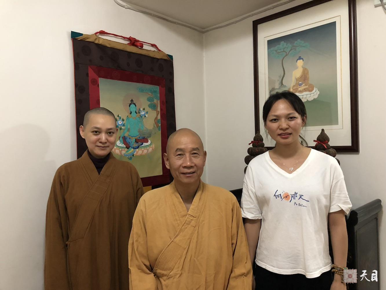 20181002果实法师领众护持住院十一天的恩师圣观法师出院回西安佛堂请下西藏拉萨雪堆白唐卡老板常明居士供养的释尊唐卡结缘给常心法师的俗家女儿张译文居士做结婚礼物1