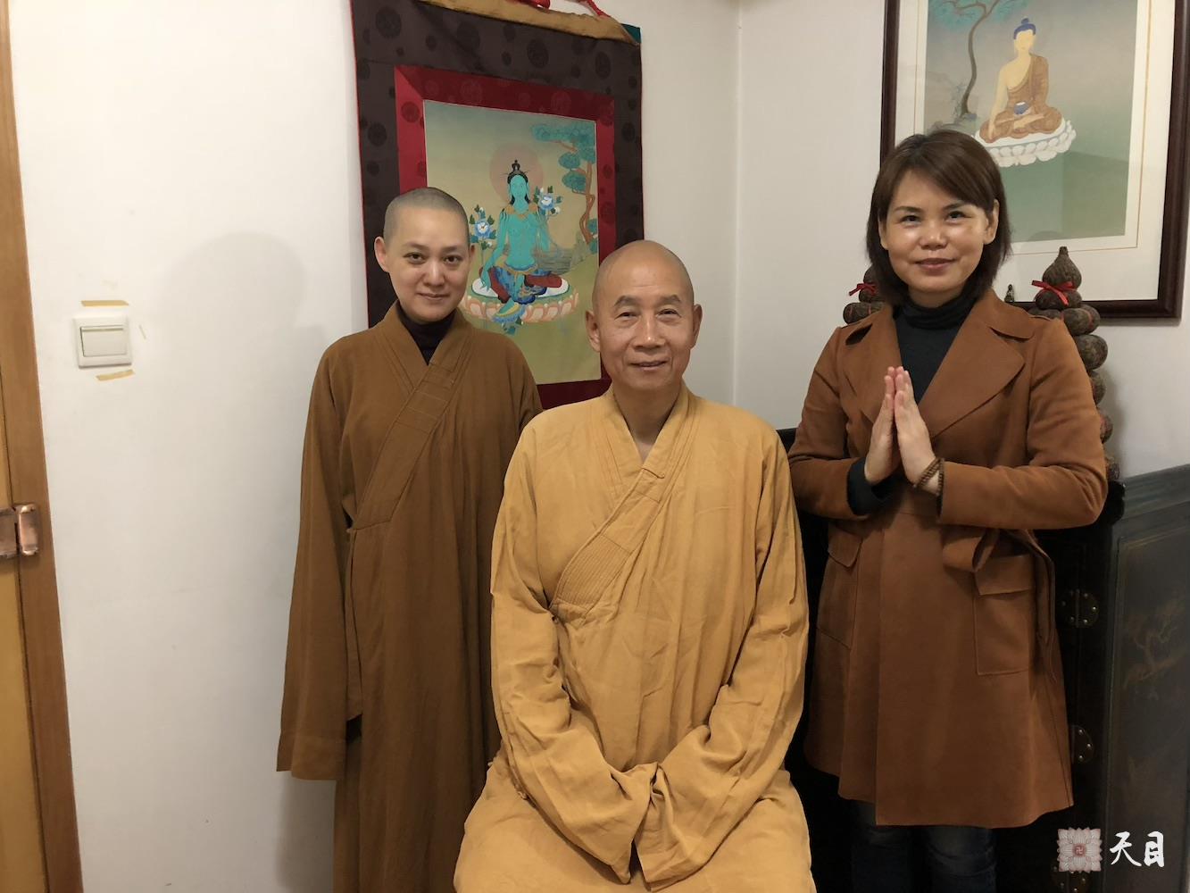 20181002果实法师领众护持住院十一天的恩师圣观法师出院回西安佛堂请下西藏拉萨雪堆白唐卡老板常明居士供养的释尊唐卡结缘给常心法师的俗家女儿张译文居士做结婚礼物1