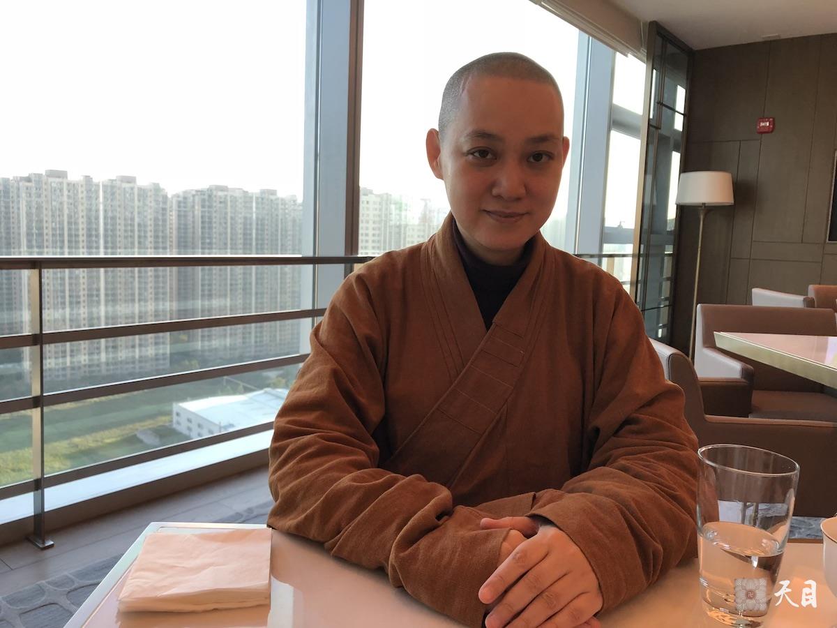 20181002果实法师跟随恩师圣观法师和美儒常彩常云居士在西安蓝海风万怡酒店行政酒廊晚餐