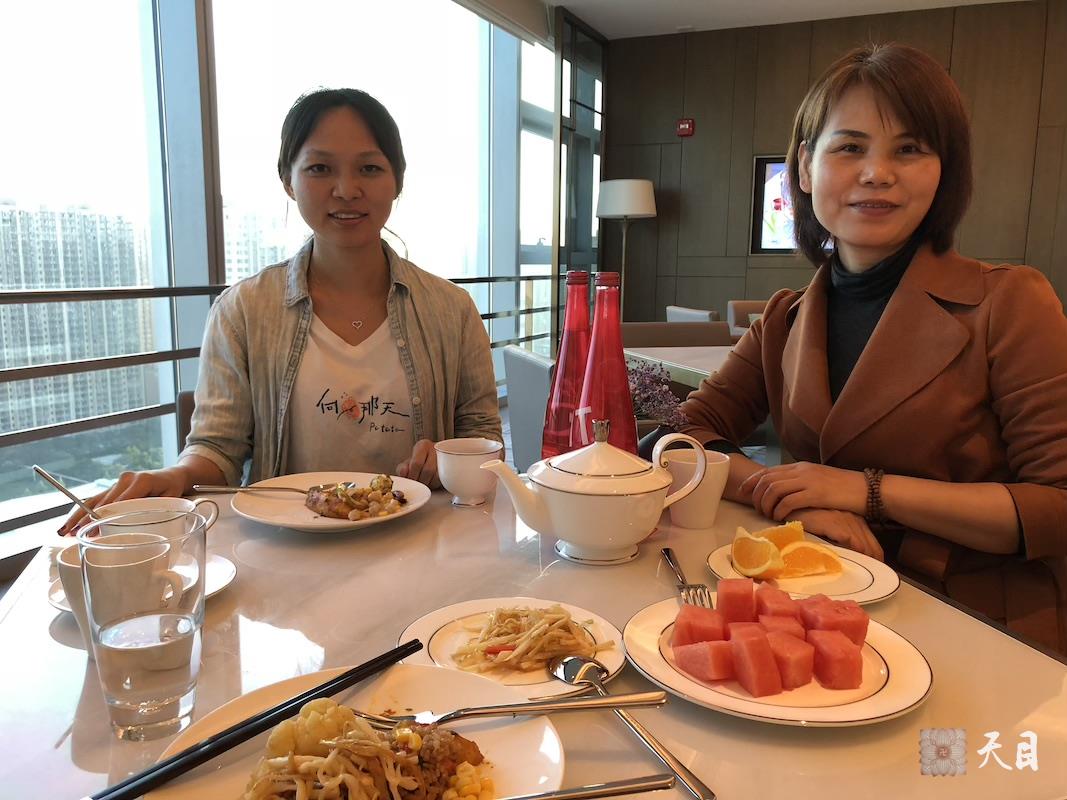 20181002果实法师跟随恩师圣观法师和美儒常彩常云居士在西安蓝海风万怡酒店行政酒廊晚餐