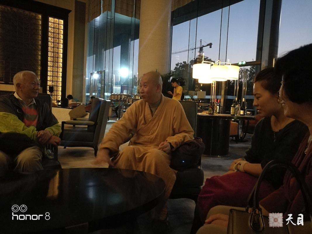 20181003圣观法师应常心法师的俗家女儿张译文居士礼请供养前往青岛出席次日张译文居士&于文虔居士的婚礼入住青岛李沧绿城喜来登酒店给一对新人及男方父母开示