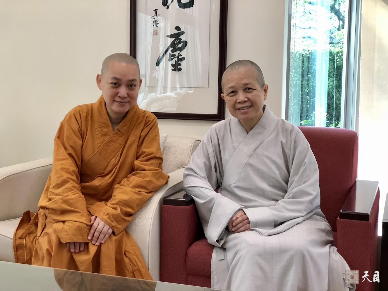 20180825果实法师在台湾带领果芳居士常富居士到台湾桃园佛教弘誓学院昭慧法师的母亲知光师公灵堂前吊唁——涅槃堂会客厅聆听昭慧法师开示2