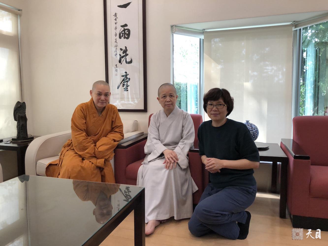 20180825果实法师在台湾带领果芳居士常富居士到台湾桃园佛教弘誓学院昭慧法师的母亲知光师公灵堂前吊唁——涅槃堂会客厅聆听昭慧法师开示2
