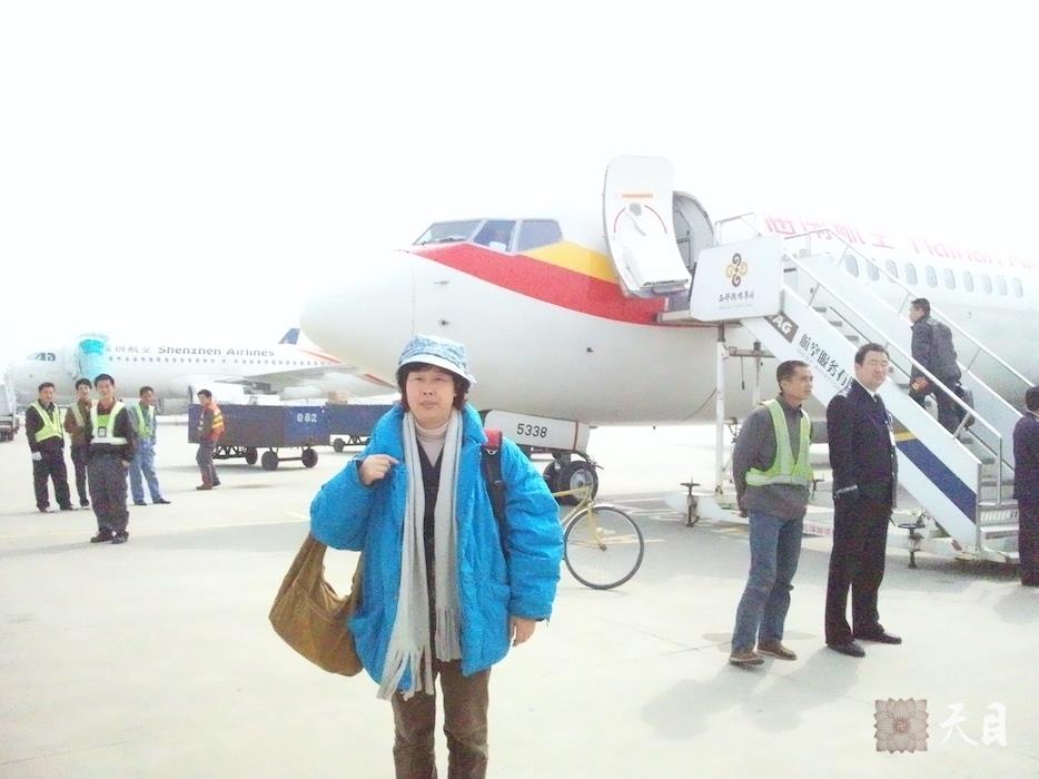 20100415果实法师应邀到福州弘法和常阳居士在西安咸阳机场飞机前自拍留影