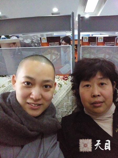 20100415果实法师应邀到福州弘法和常阳居士在西安咸阳机场贵宾厅休息室自拍合影