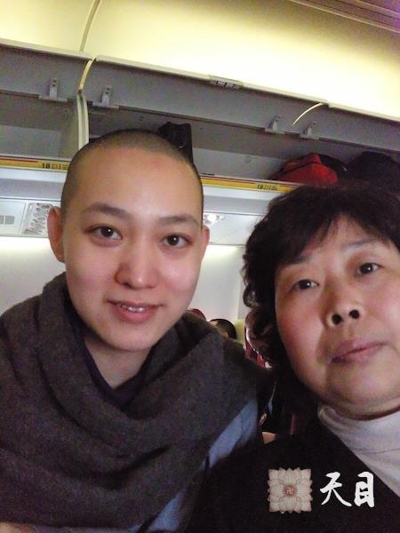 20100415果实法师应邀到福州弘法和常阳居士在西安到福州的飞机上自拍合影