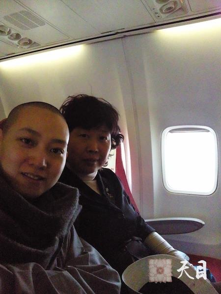 20100415果实法师应邀到福州弘法和常阳居士在西安到福州的飞机上自拍合影