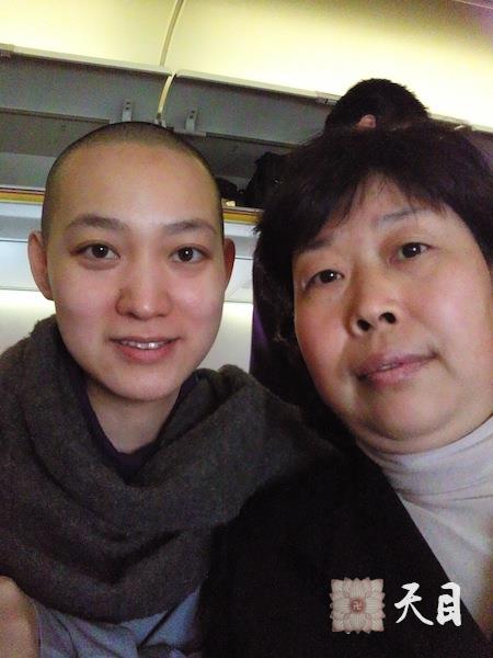 20100415果实法师应邀到福州弘法和常阳居士在西安到福州的飞机上自拍合影