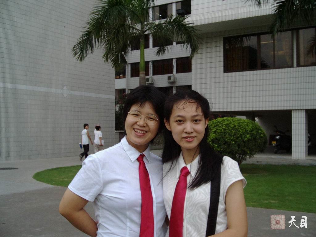 20020619邹宜均（出家前的果实法师）华南师范大学毕业照
