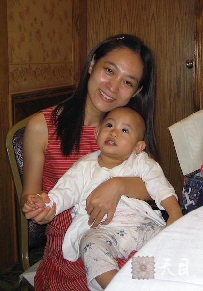 20040828邹宜均（出家前的果实法师）在深圳唐宫庆祝三姐邹芷均考取北京中医药大学博士的宴席上和侄女邹旻睿合影