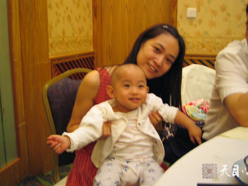 20040828邹宜均（出家前的果实法师）在深圳唐宫庆祝三姐邹芷均考取北京中医药大学博士的宴席上和侄女邹旻睿合影