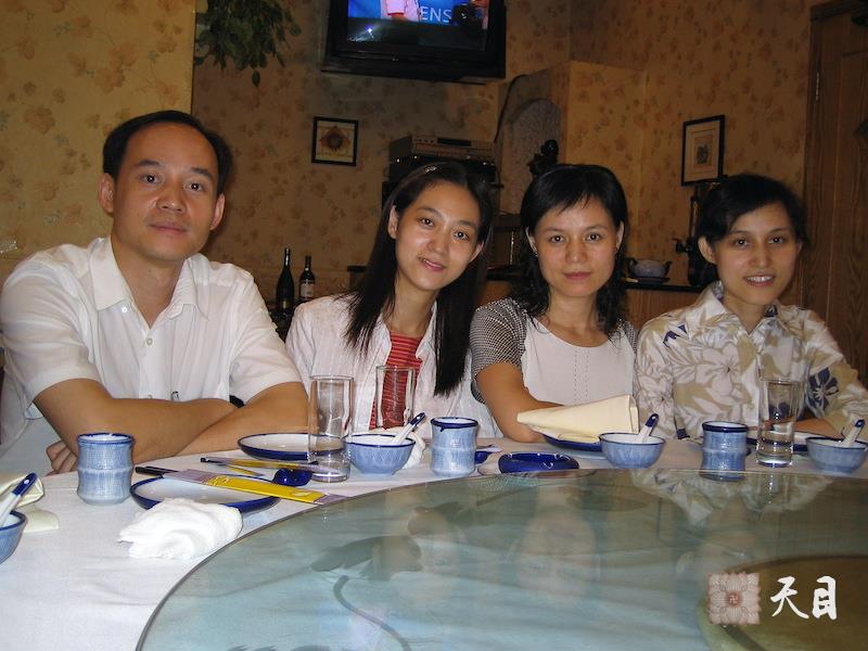 20040828邹宜均（出家前的果实法师）在深圳唐宫祝贺三姐邹芷均考取博士的宴席上和大姐二哥三姐合影