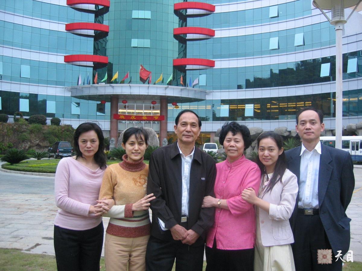 20050208邹宜均（出家前的果实法师）和家人陪伴已确认罹患肺癌晚期的父亲在深圳金沙湾度假村过除夕迎新年